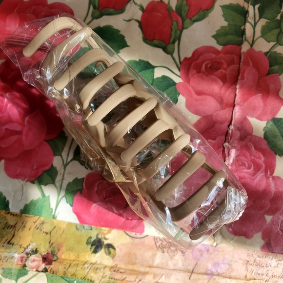 🛍️BUNDLE ONLY ITEM🛍️ Floral Claw Clip - Picture 2 of 3